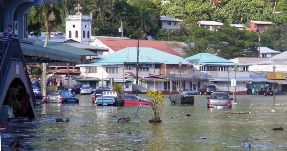 Ulice samojského města Fagatoto jsou pod vodou.