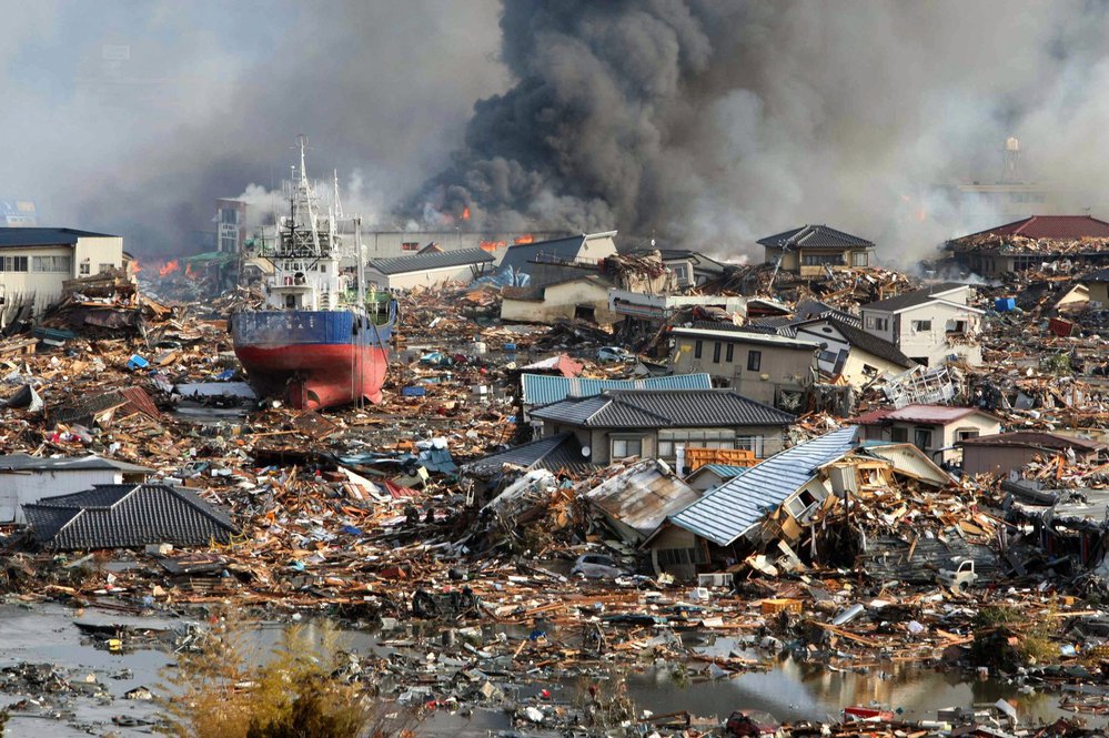 Apokalypsa. Nad městem Kesennuma doutná dým. Masivní vlna tsunami s sebou vzala úplně vše.